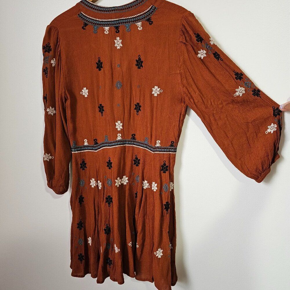 EUC FREE PEOPLE BOHO RUST EMBROIDERED SHORT DRESS SIZE M - Picture 3 of 16